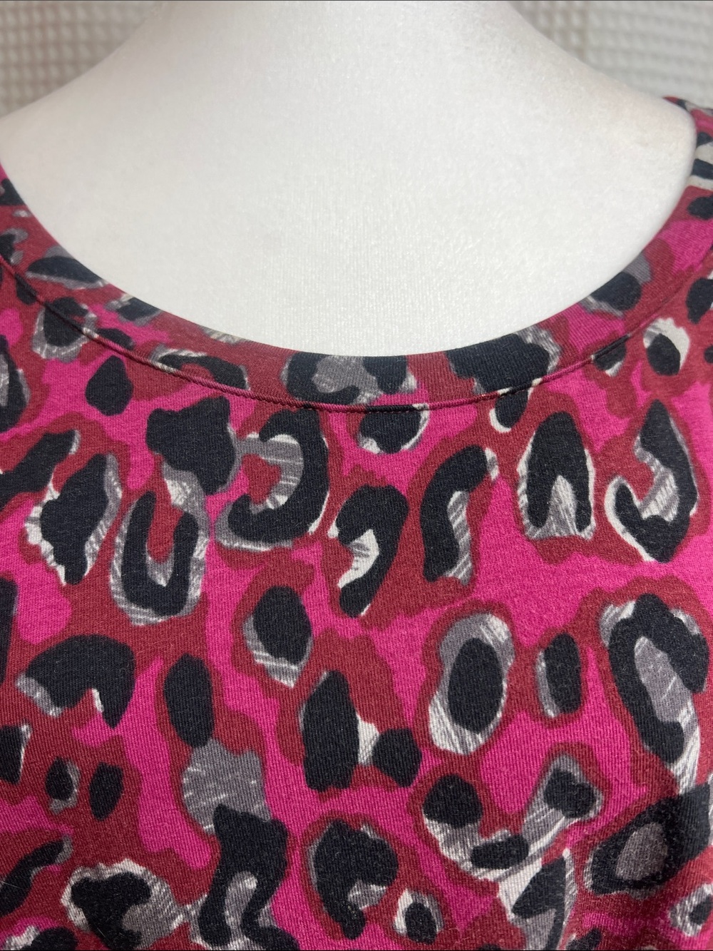 Denim&Co 1X- scoop neck tunic top with shark bite hemline. Fuchsia leopard print - Picture 4 of 10